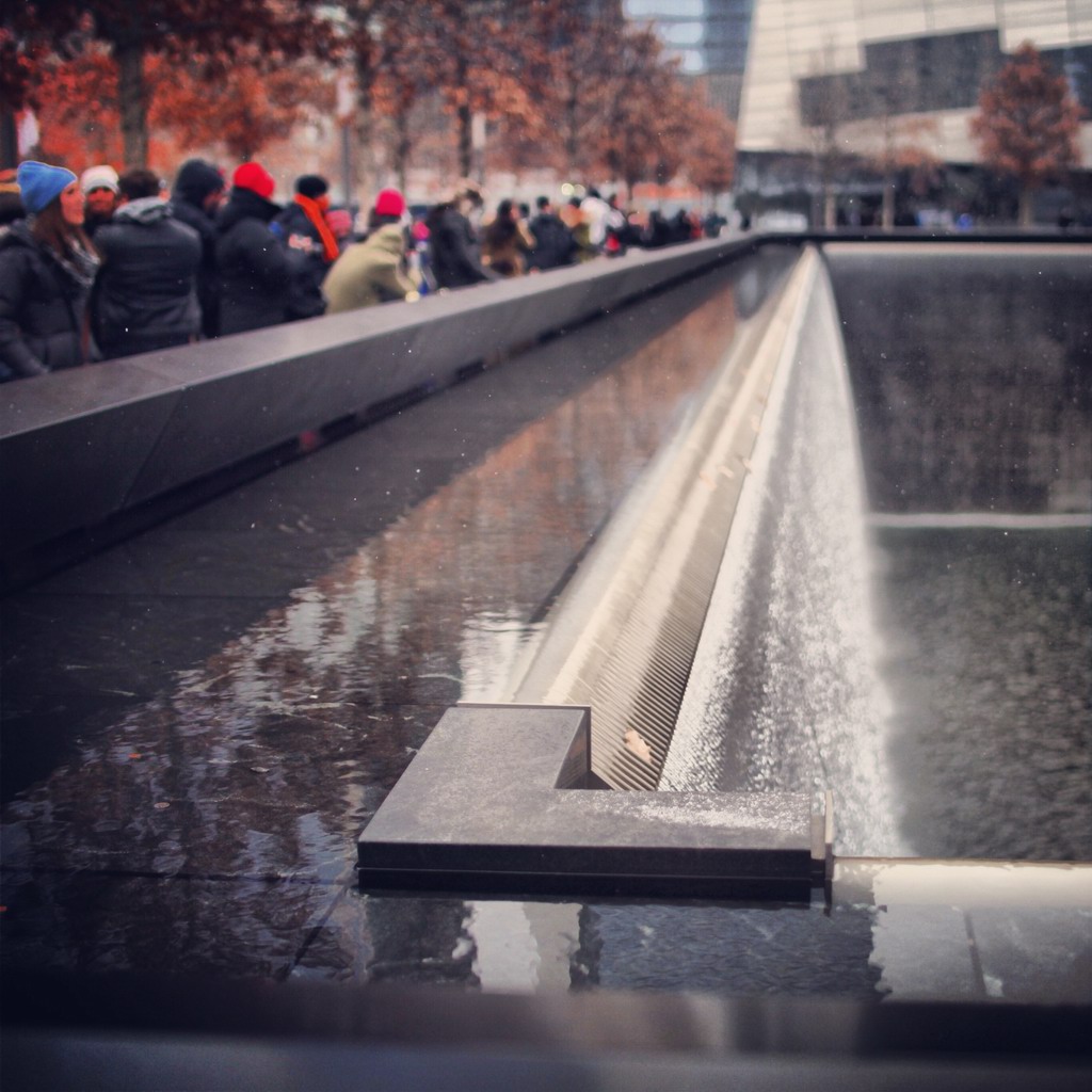 四处都是来参观和悼念的人们