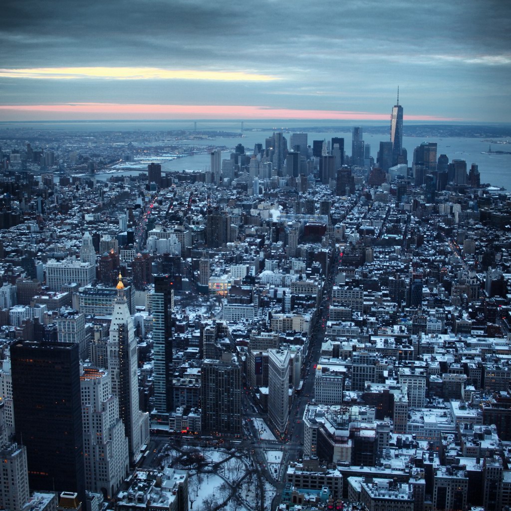 从帝国大厦远眺自由女神像,对,就在右边