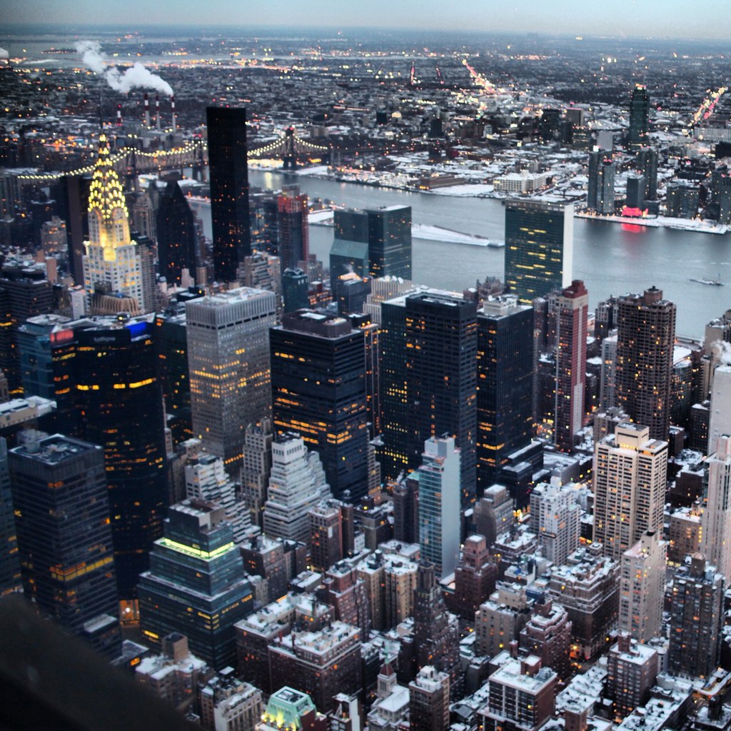 黄金半小时哈~这时候灯光跟色温形成明显的冷暖对比