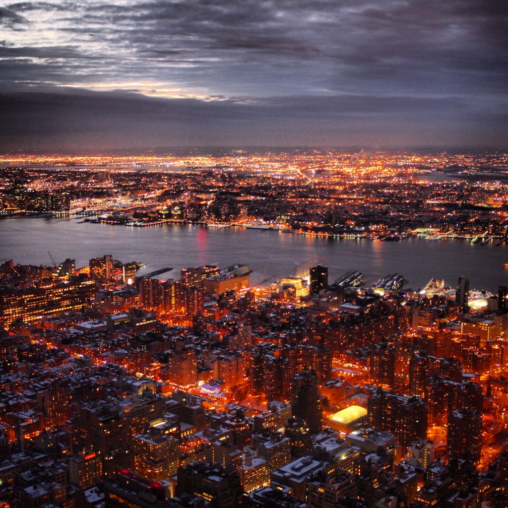 灯光逐渐都亮起来了,城市的繁华感再度升级