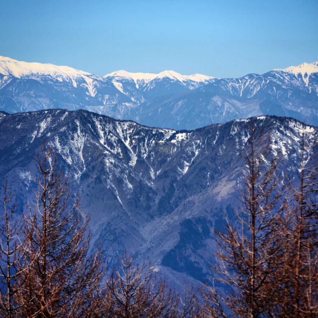 很难想像在这么小的岛国也有如此雄壮的山峦