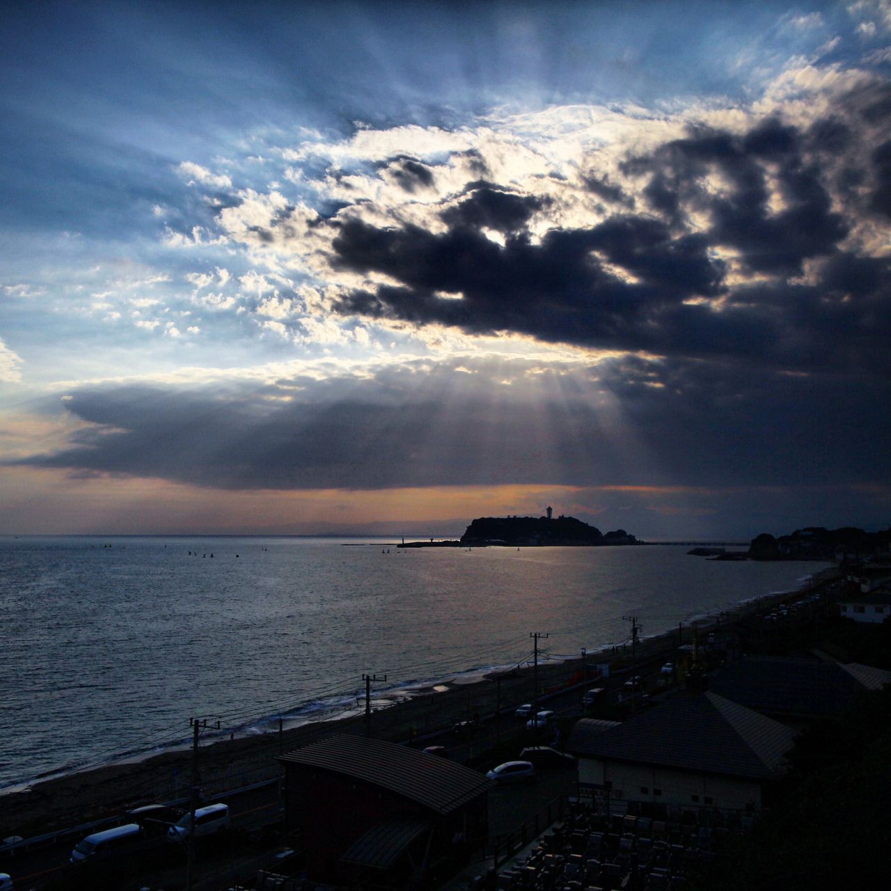 遥望城市，阳光从云层中刺出，美呆了
