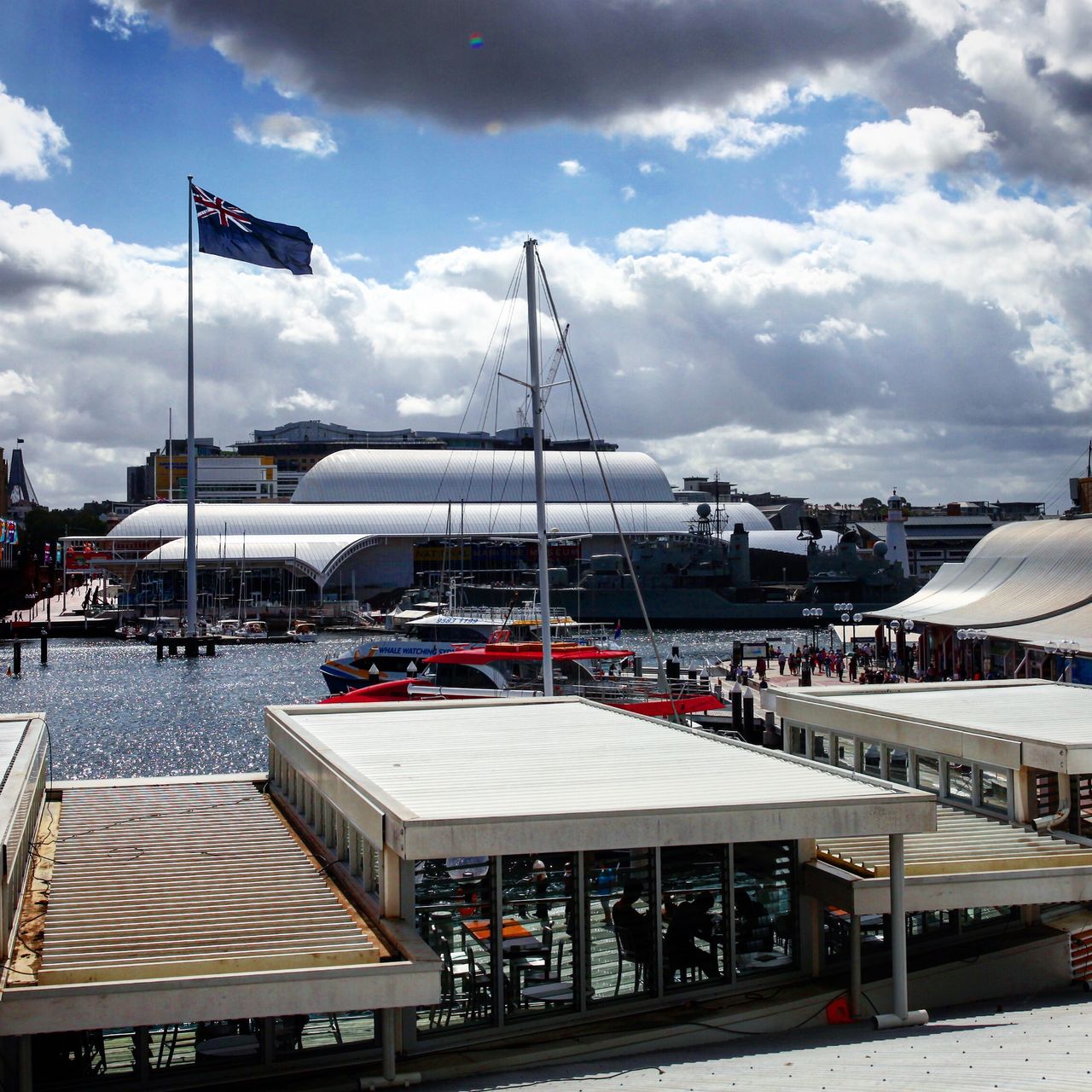 继续是CBD海边的酒吧街