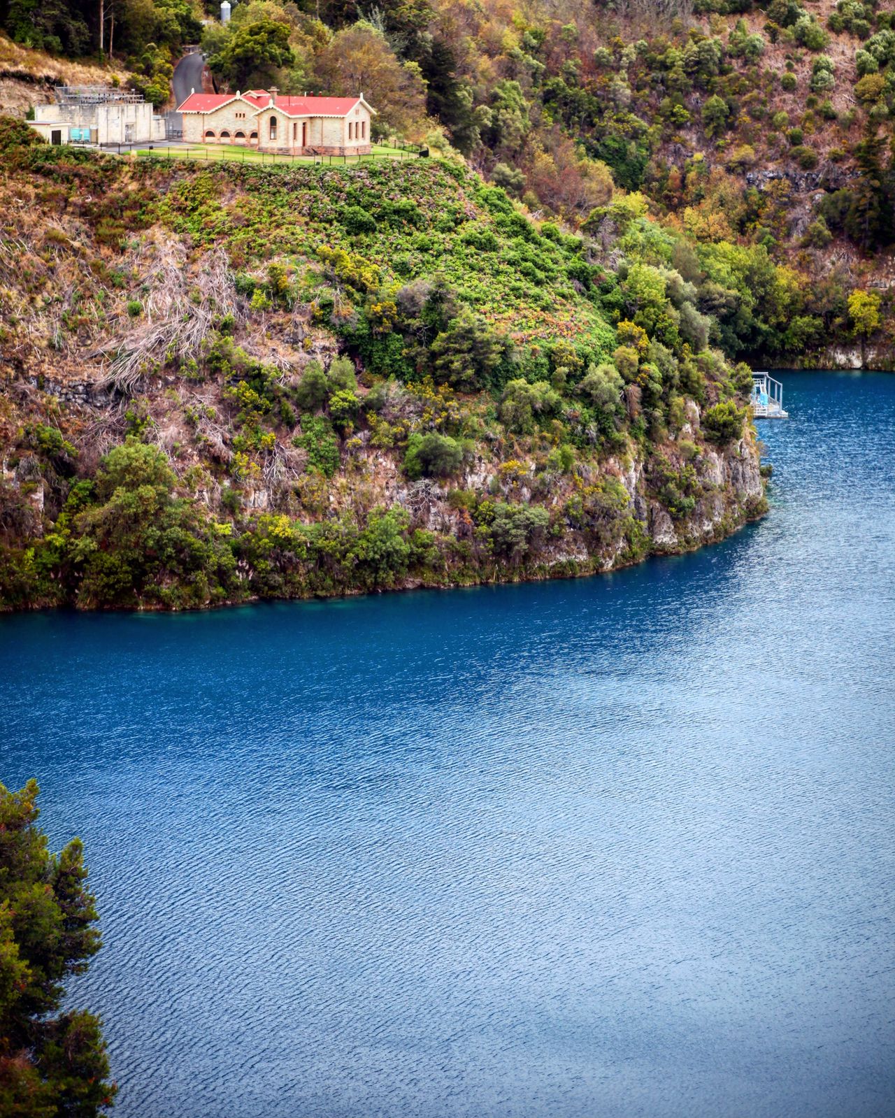蓝湖是一座死火山低平火山口的一个火山湖