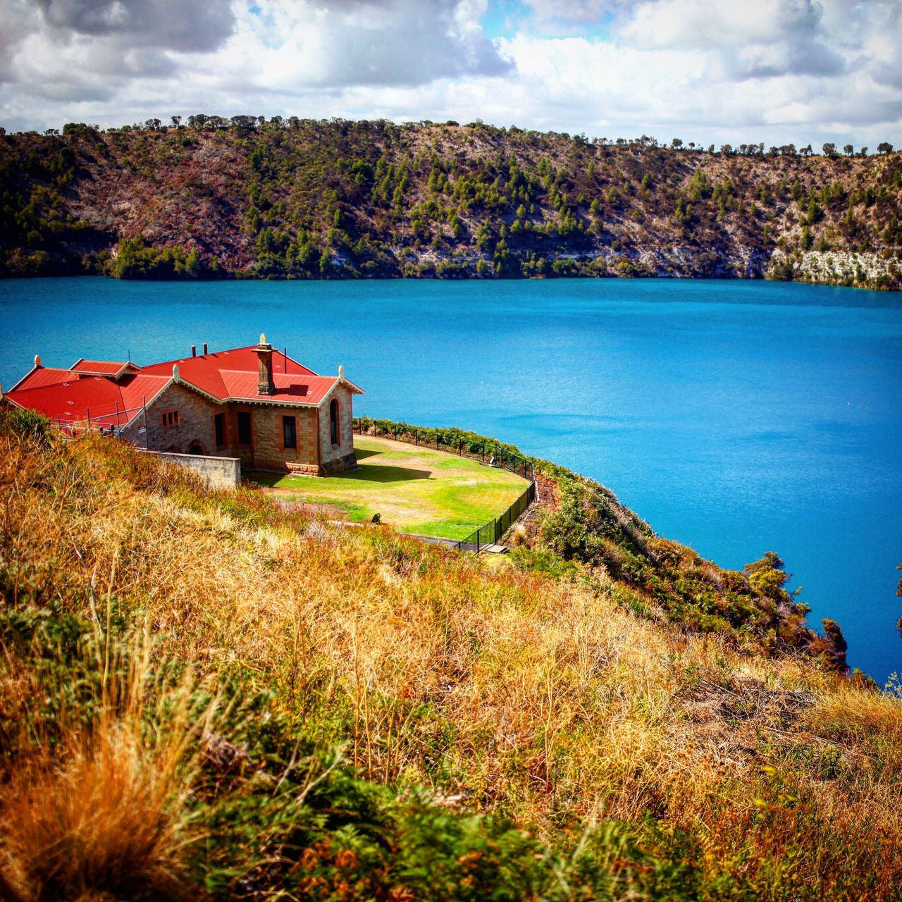 湖边还有一座无敌海景的教堂
