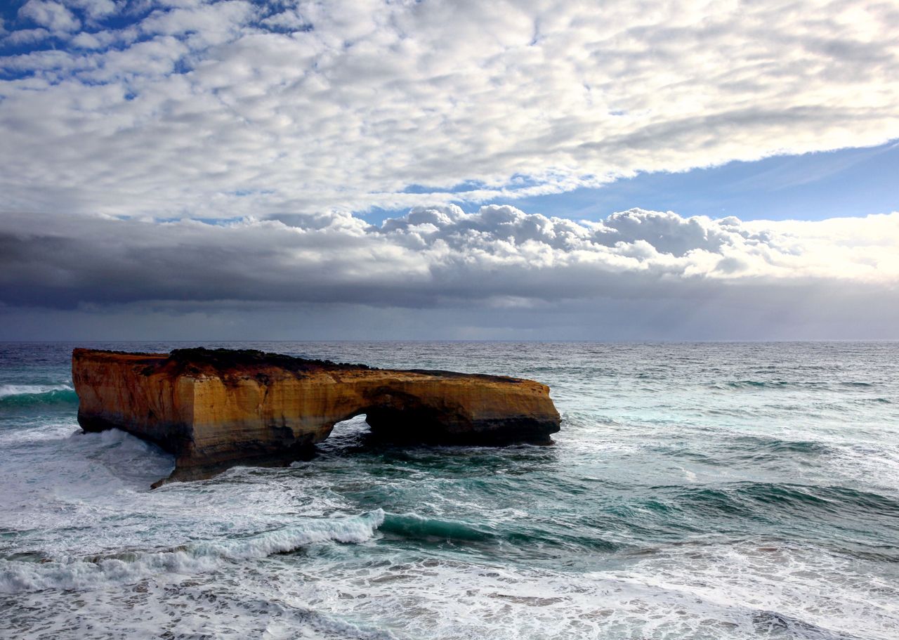 由于海浪的侵蚀冲刷形成2个圆洞,正好成双拱形,所以起名为“伦敦桥”。