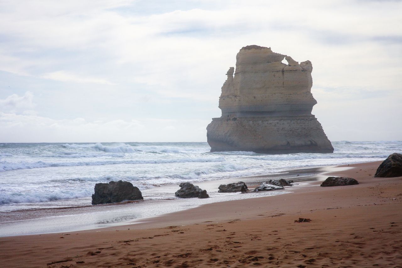 千万年历史的石灰石、沙岩和化石经海水风化而逐渐形成的12个断壁岩石。