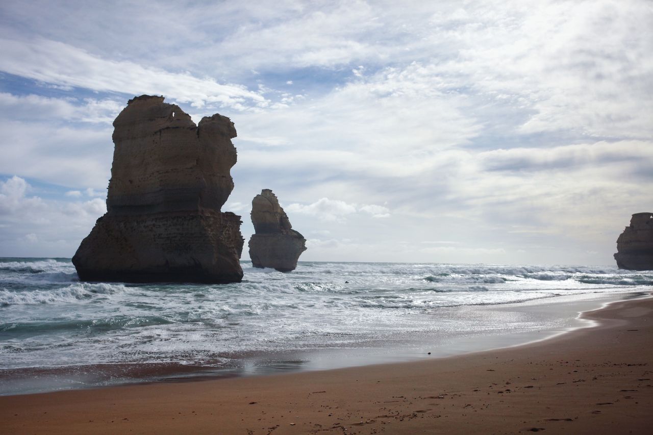 几亿块小骨头聚积而渐渐形成,继而埋藏在海底,直至后来,强烈的海潮和风力终令这些岩石暴露水面,成为现时著名的十二使徒岩
