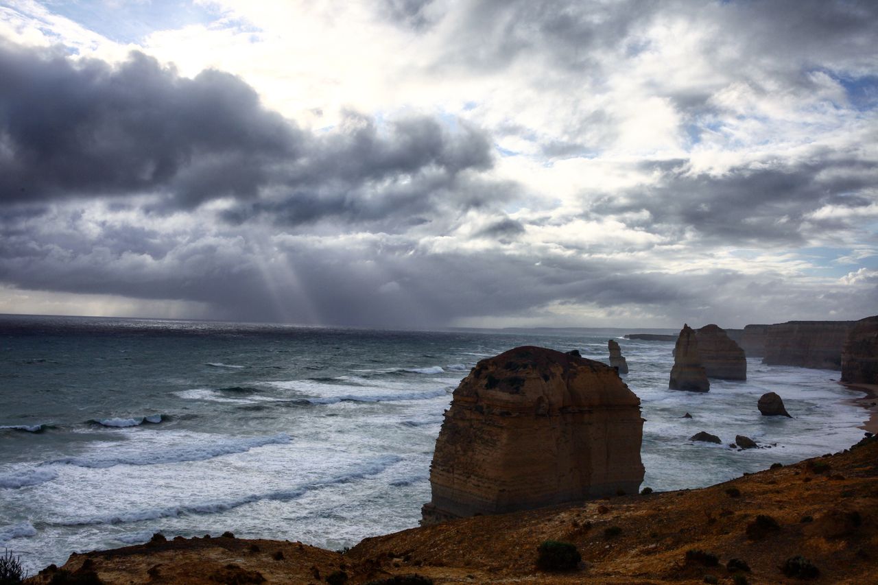 海面上,云端中的耶稣光