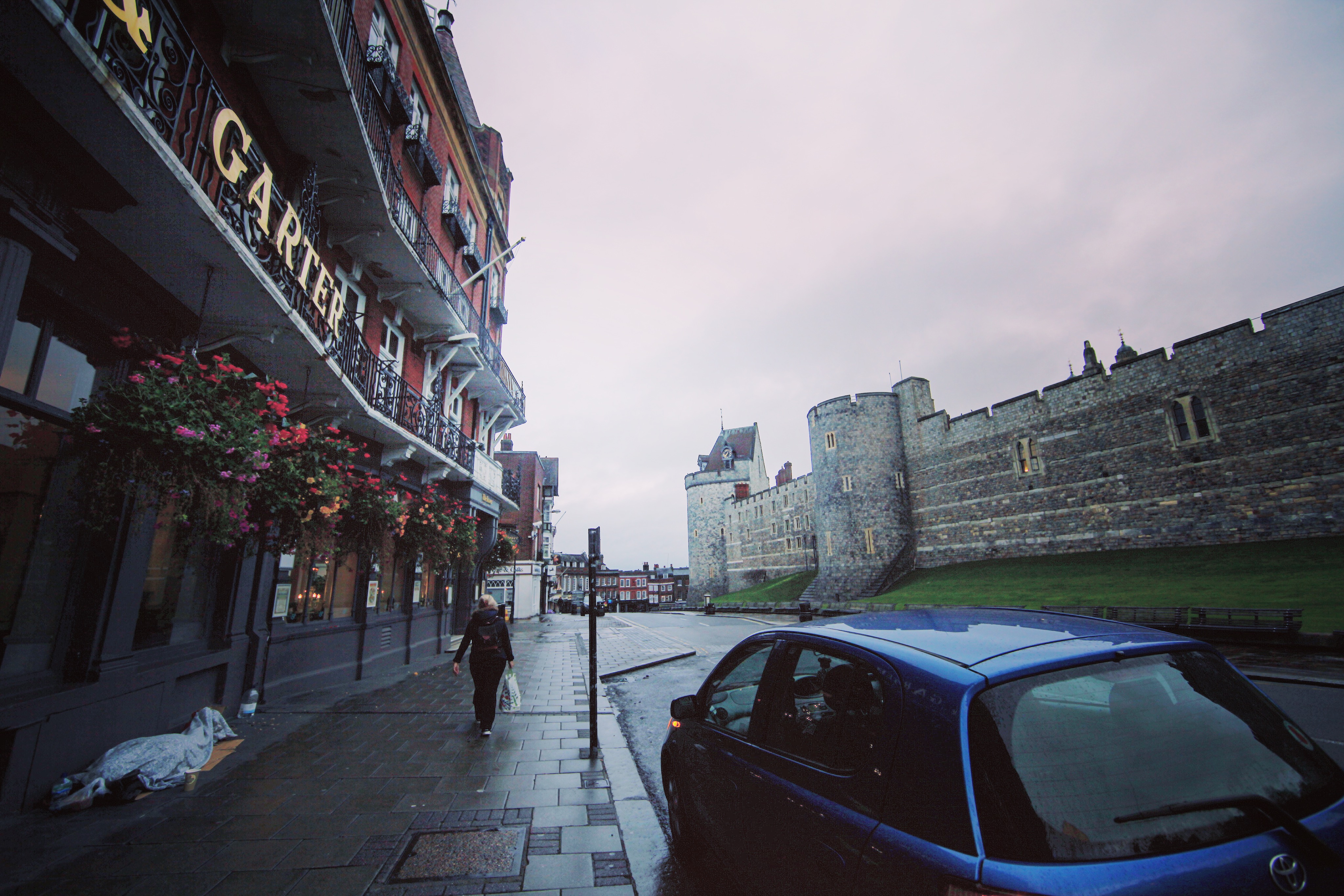 这就是我们第一天下榻的酒店,就刚好正对温莎堡正门,方便得很。但由于是木地板,多走几步路就被楼下住户投诉了