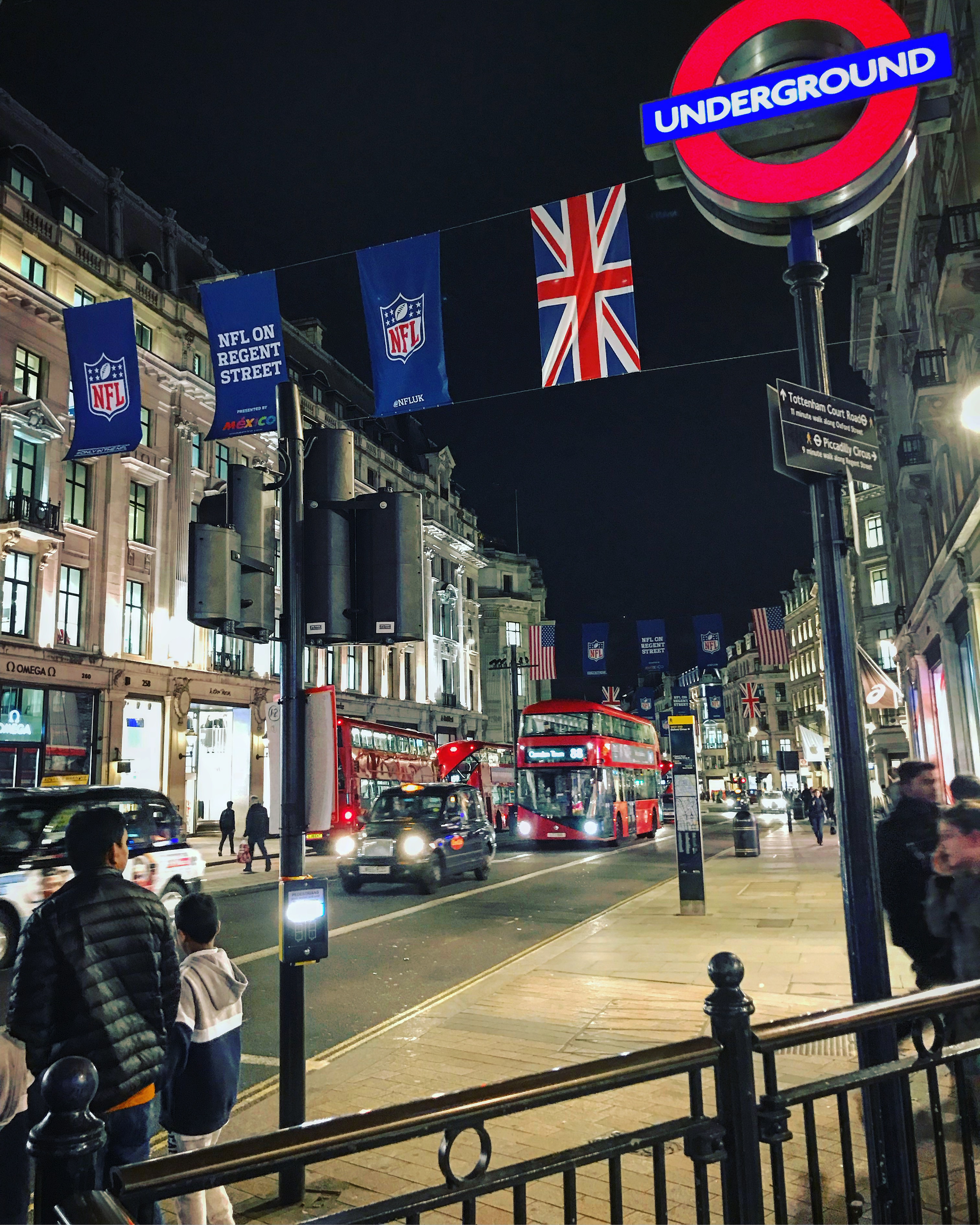 晚上,我们住在牛津街,伦敦也是一个不夜城,晚上还是车水马龙般的热闹