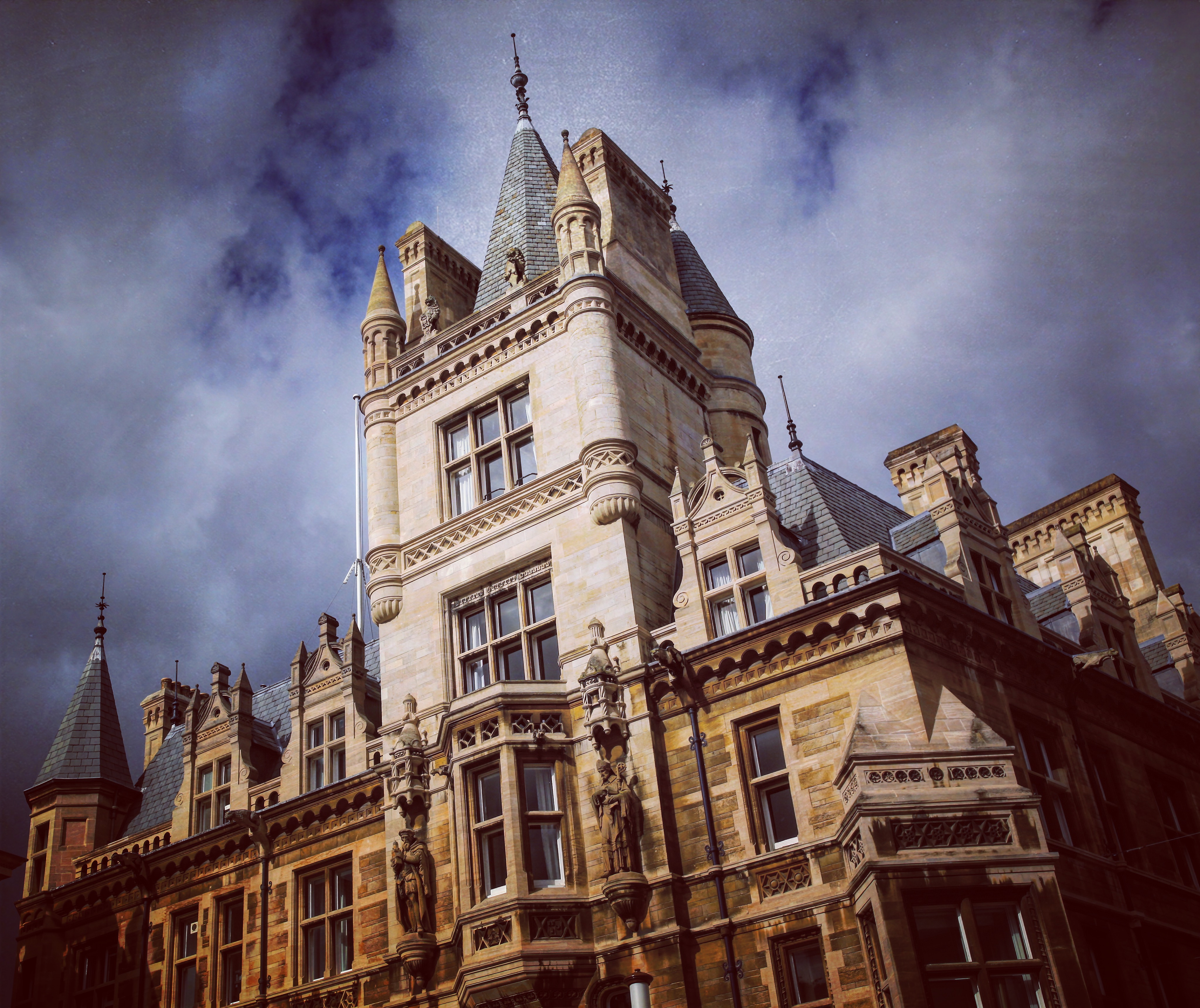 云雾中突然穿出一束阳光,妥妥的收录入镜头