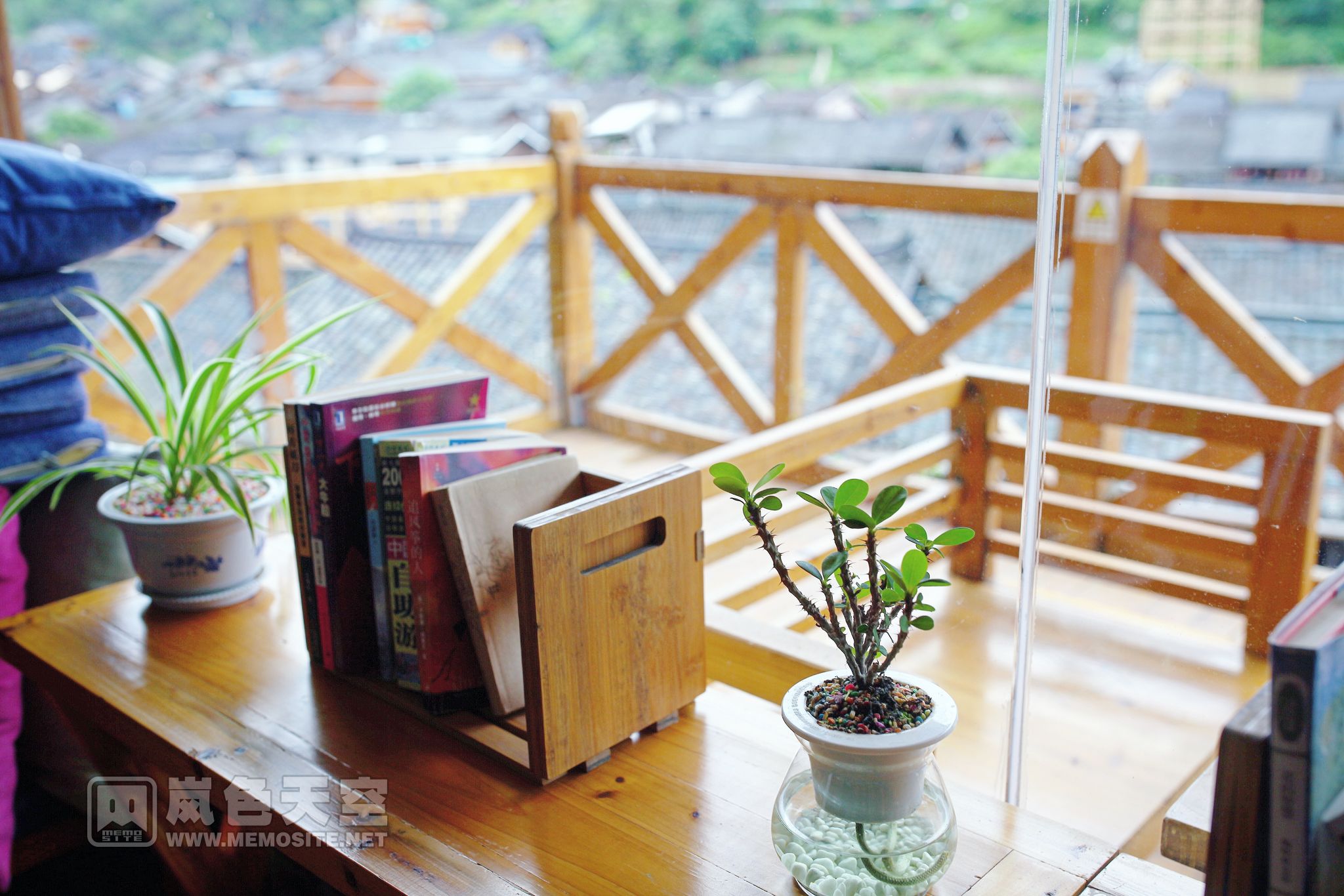 隔着玻璃幕墙望出去就是侗寨