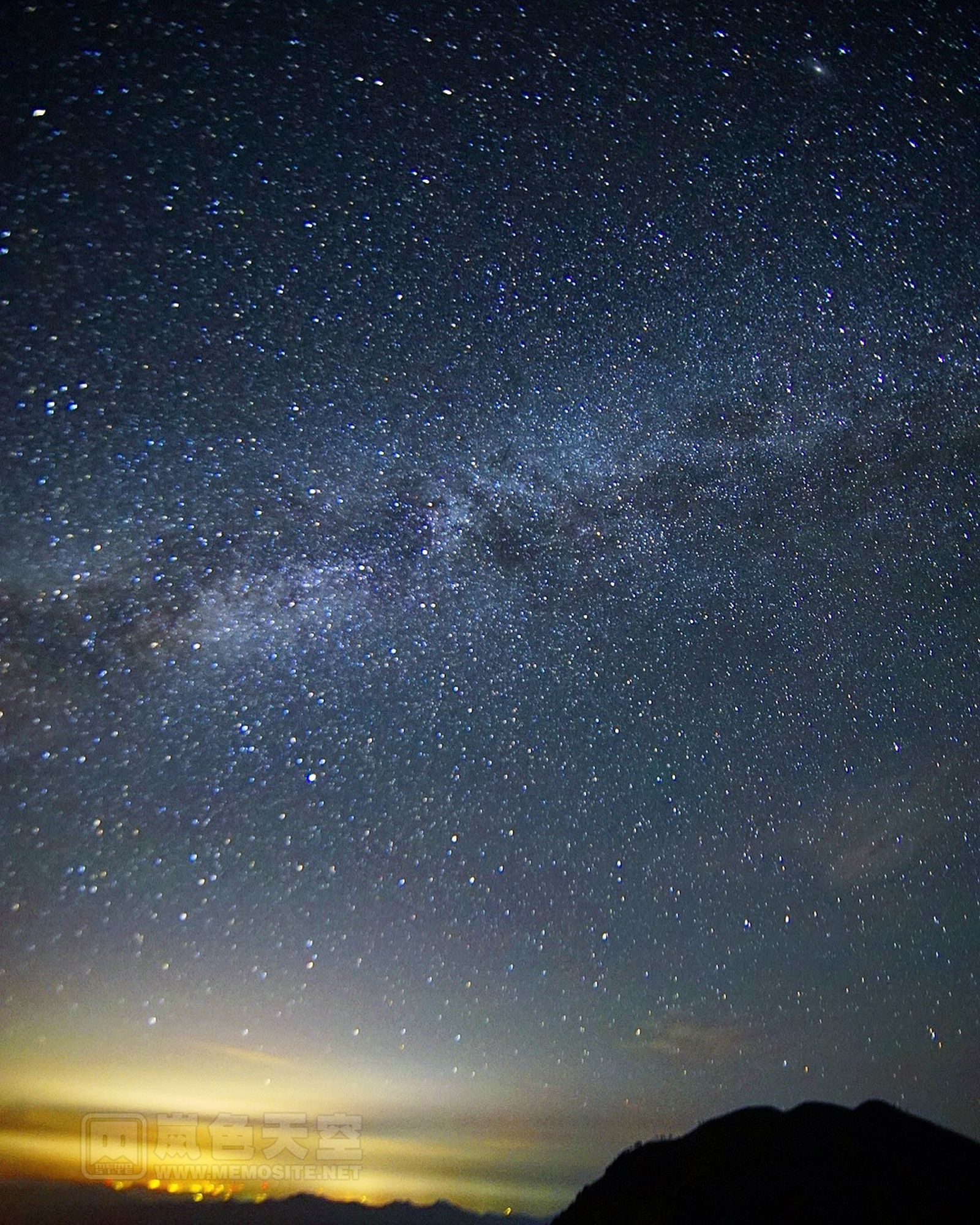 于是顶着凌晨的狂风,我在观景台竖起了小脚架,美美的把银河拍了个够!