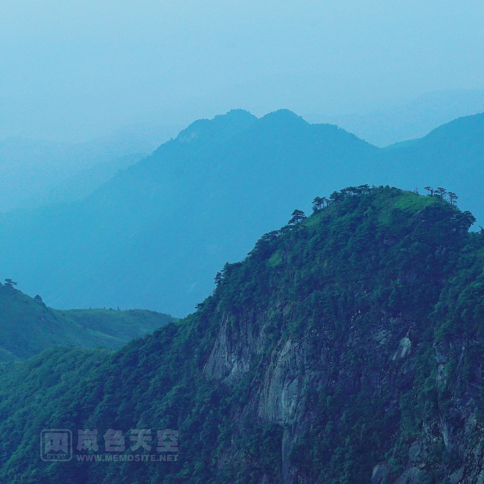 雾气中的山峦,可曾是我们走过的山?