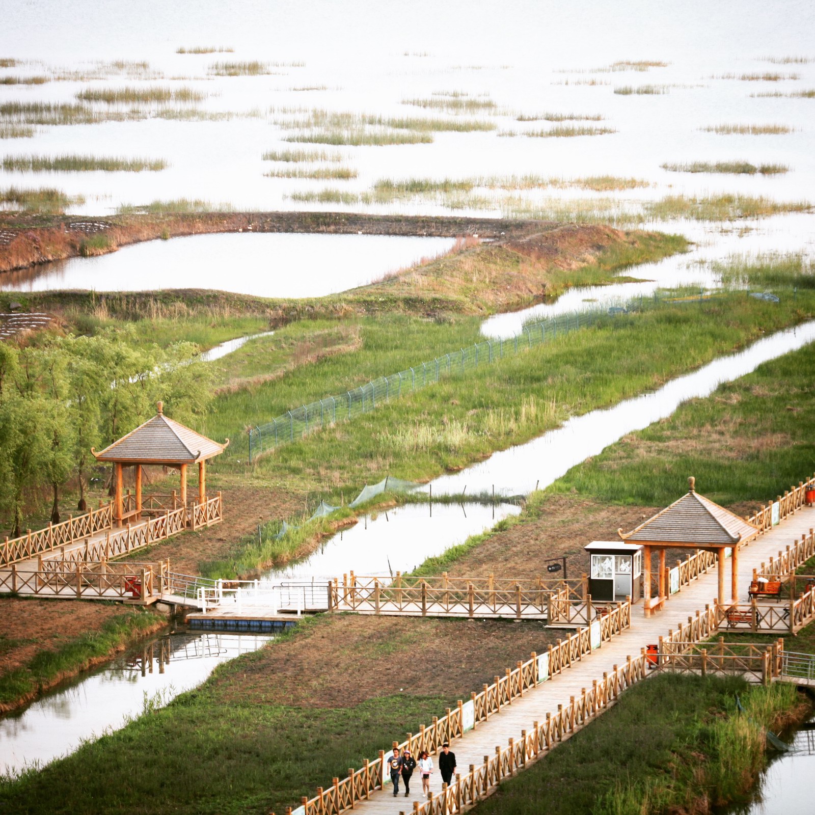 远眺草海码头,相信夏季的草海应该会很壮观