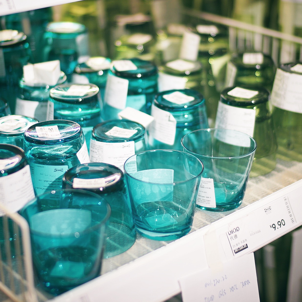 花花绿绿的酒杯