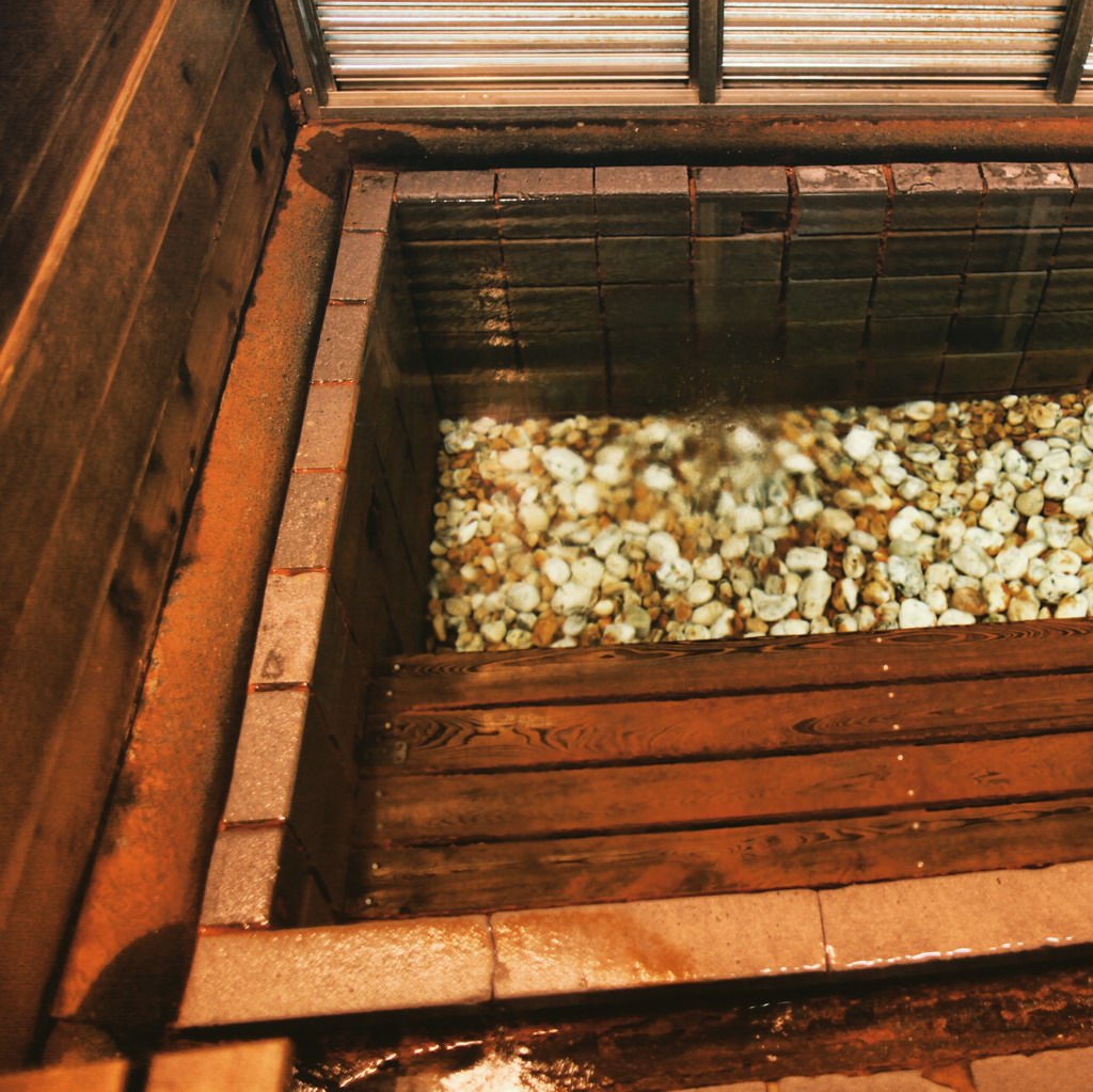 冷泉其实是常年22度的碳酸水,所以见到气泡一直在冒