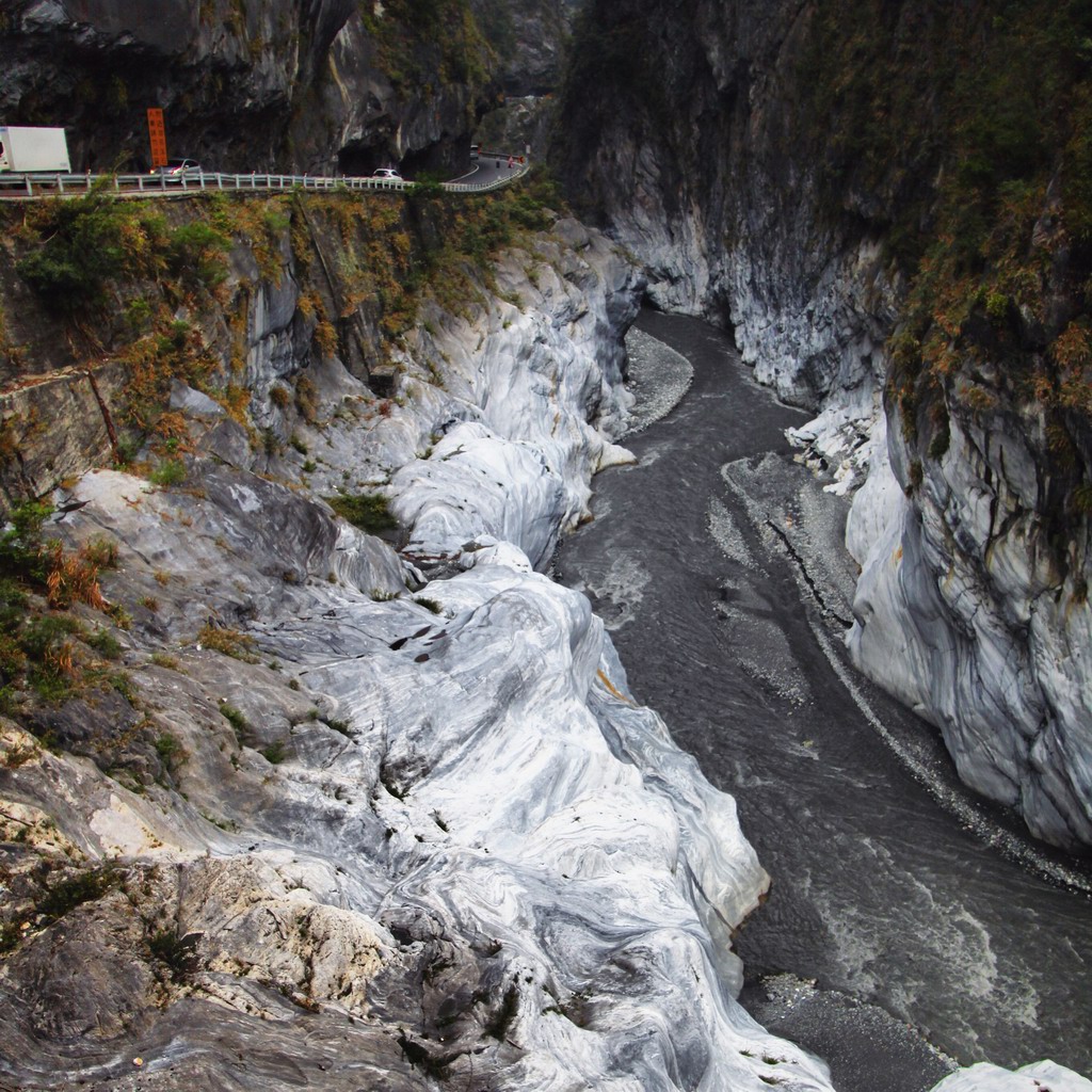 慈母亭下的险要山涧