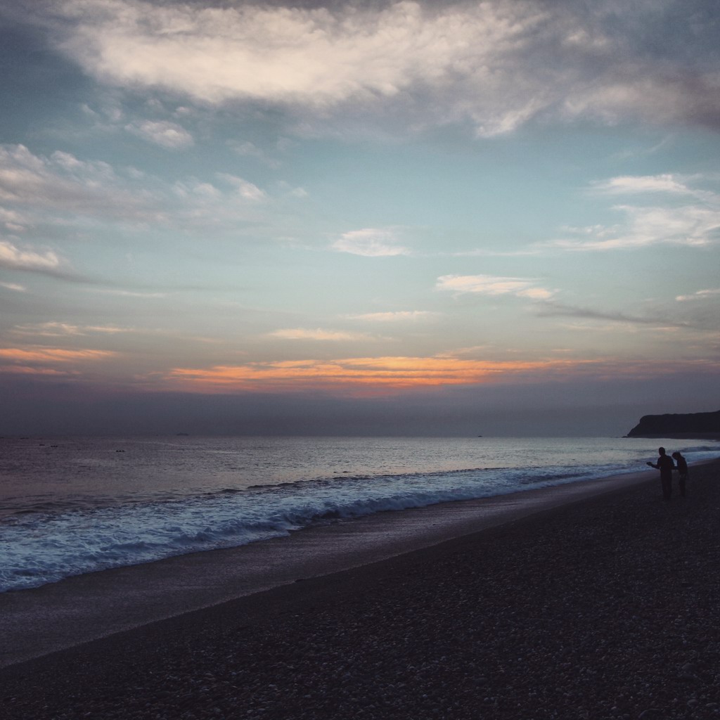 迎着海风等看日出的人们
