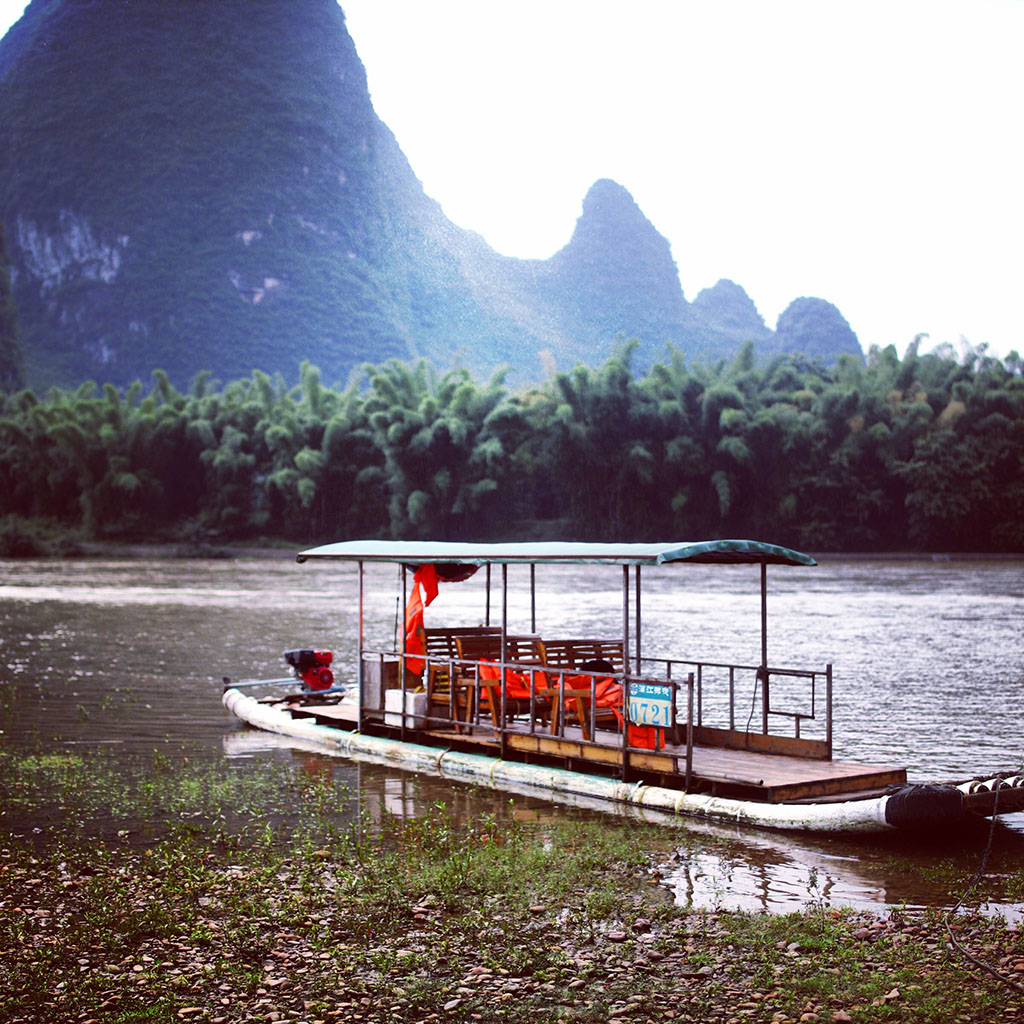 近看一下这些现代的竹筏