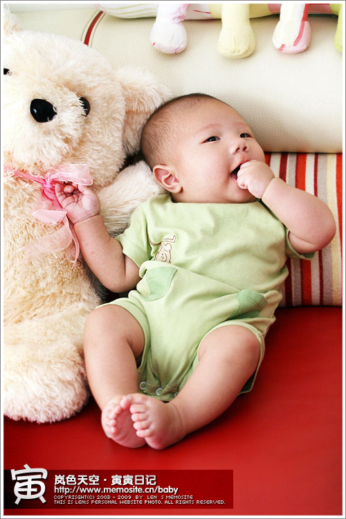 俯卧撑做累了，坐到沙发上休息一下吧