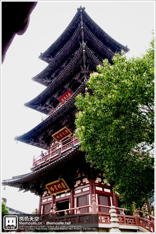 寒山寺正殿，面宽五间，进深四间，高12．5米。单檐歇山顶，飞甍崇脊，据角舒展。露台中央设有炉台铜鼎，鼎的正面铸着“一本正经”，背面有“百炼成钢”字样。