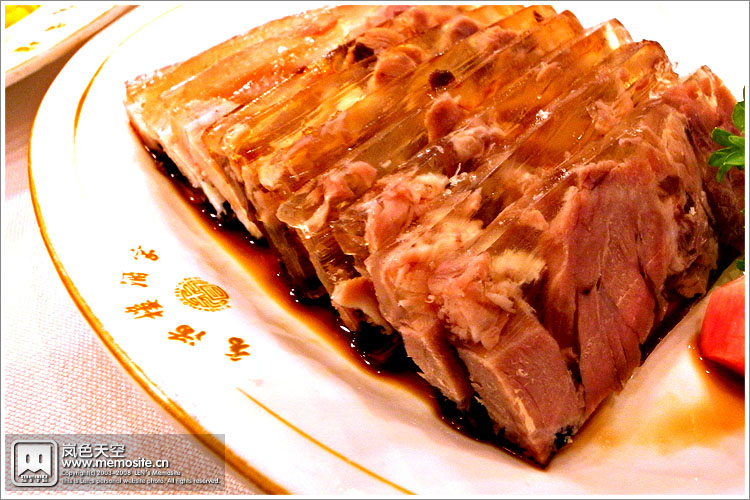 肉冻入口即化，嚼在口里，有种很享受的满足