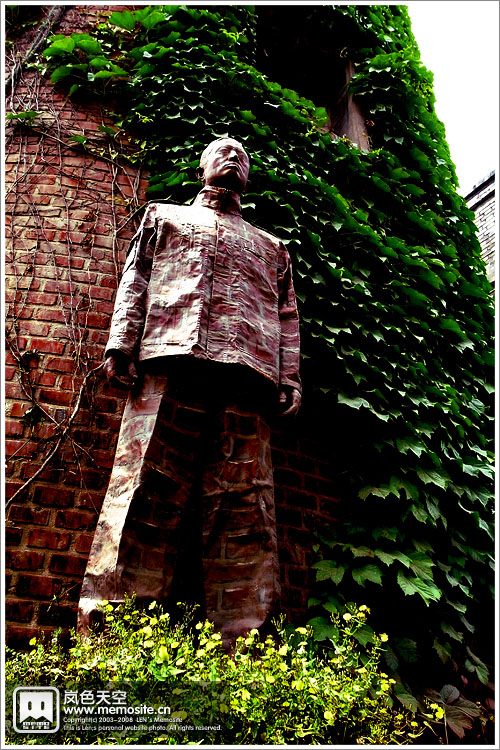 这个在墙上隐隐约约的雕塑很有特色