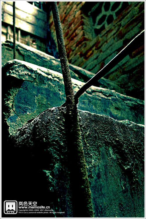 夹在私房与高楼之间的阁楼