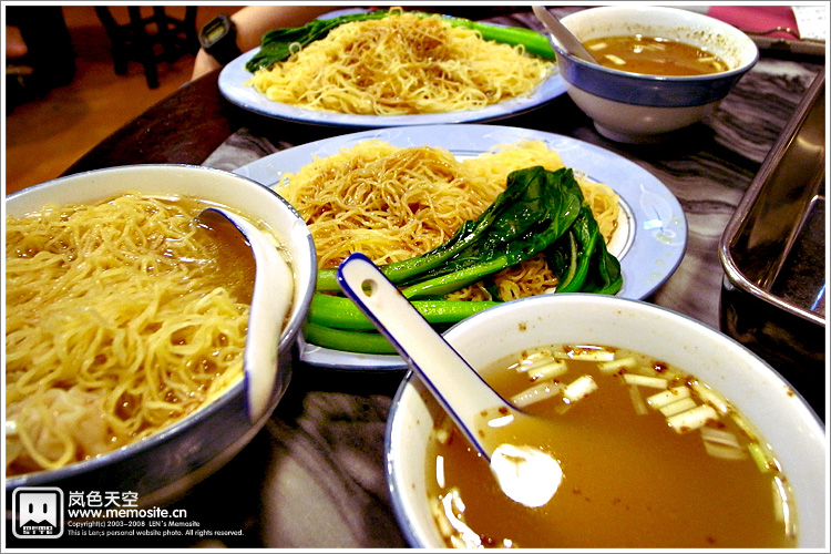 香气扑鼻的云吞面大餐，满足啊！