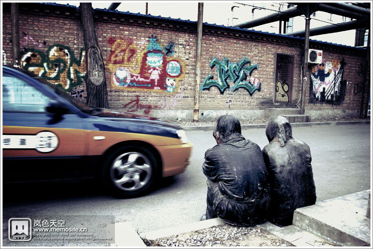 差点以为是真人的路边雕塑