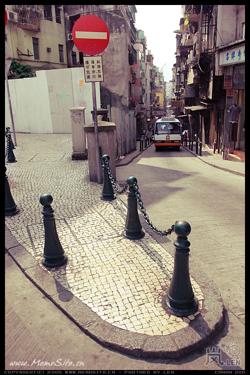 白鸽巢公园对开的路口，充分体现澳门司机的高超驾驶技能