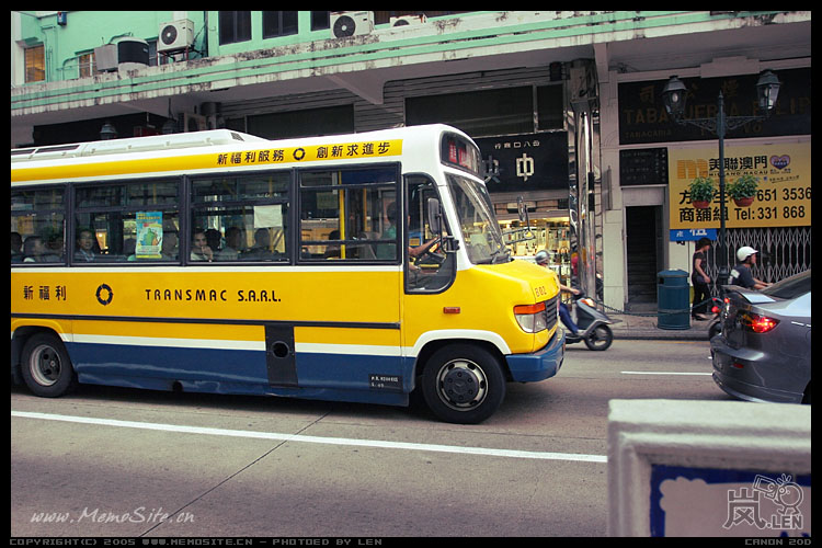 奔驰型号的公车，感觉有点校巴的感觉