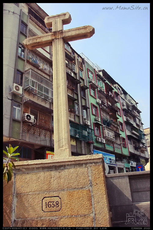 圣安多尼堂门前的十字架