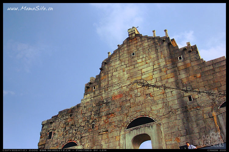 大三巴牌坊 圣保禄教堂·St.Paul's大三巴牌坊是圣保禄教堂的前壁遗址，是澳门最出名的名胜。教堂原由意大利籍神父设计，由日本工匠协助建成，1602年奠基，1637年竣工，而教堂前一段长石阶则于稍后完成。1835年的一场大火几乎把教堂烧毁，幸最珍贵的前壁仍屹立不倒。成为了今天澳门的地标——大三巴牌坊