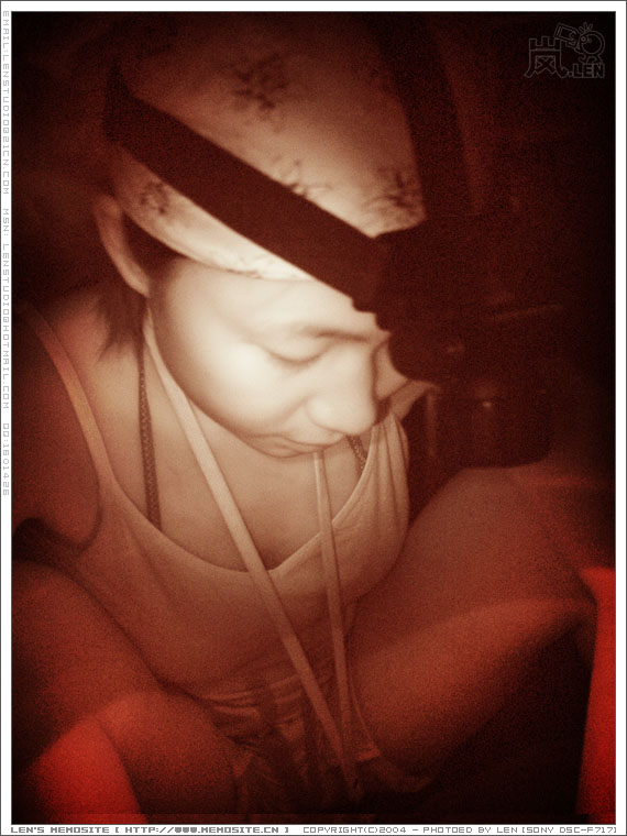 正在核对住房分配的Emma