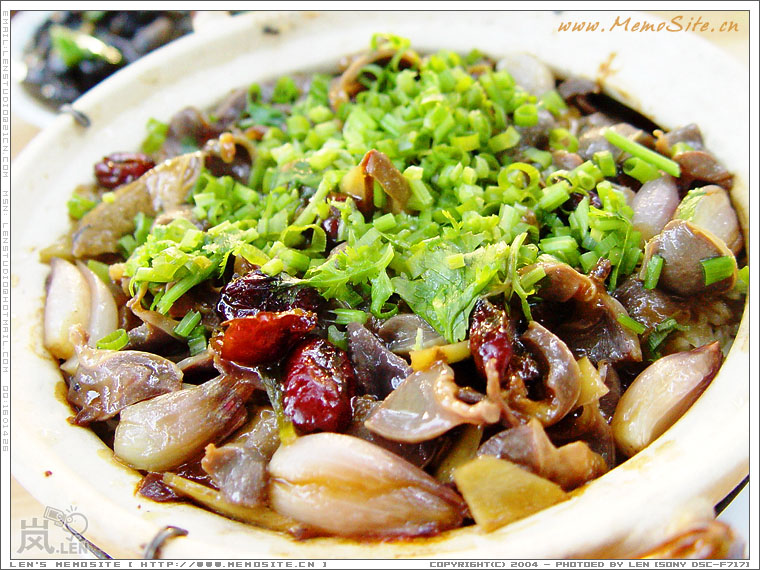 光吃烧鸡是填不饱肚子的，继续点了个鸡杂饭。