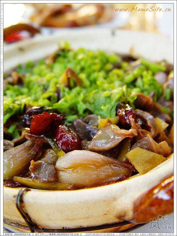 份量十足的鸡杂饭，两个人吃一锅刚刚好。