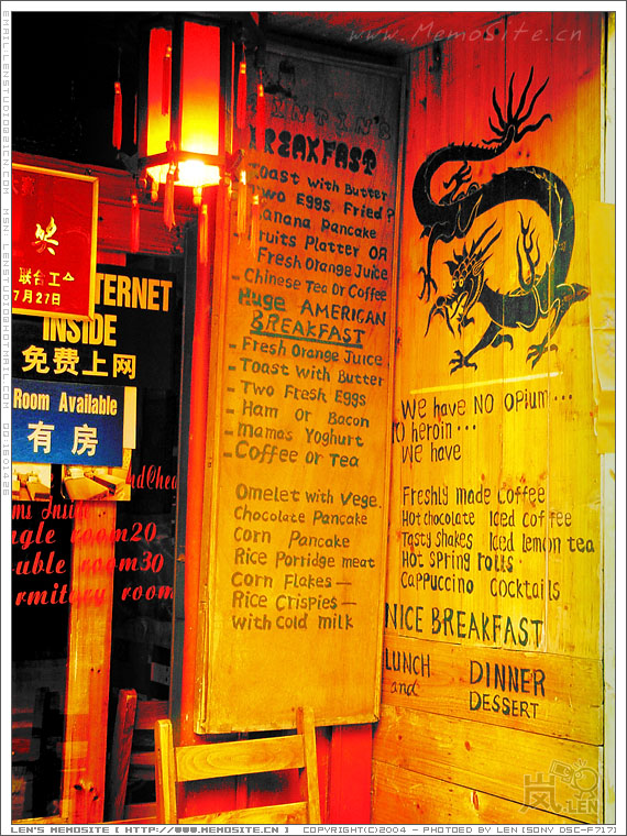 月亮下酒吧的狂欢道，这里相信是晚上西街最狂欢的一条小巷了。