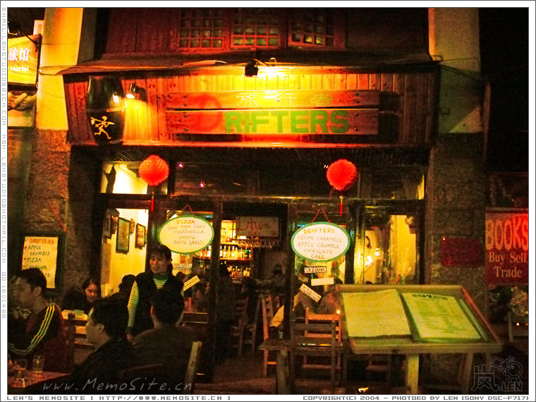 入夜，游人汇聚西街，分享一天中的收获。笑声、碰杯声、欢呼声，声声入耳！