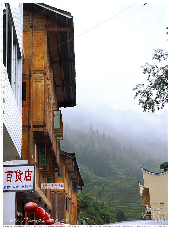 汽车好辛苦的在山上爬了大半个小时，好容易才爬到了梯田山区的入口处。