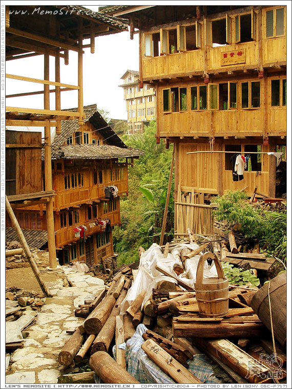 还有新的木屋在建，这几年来龙脊的开发速度快了很多。