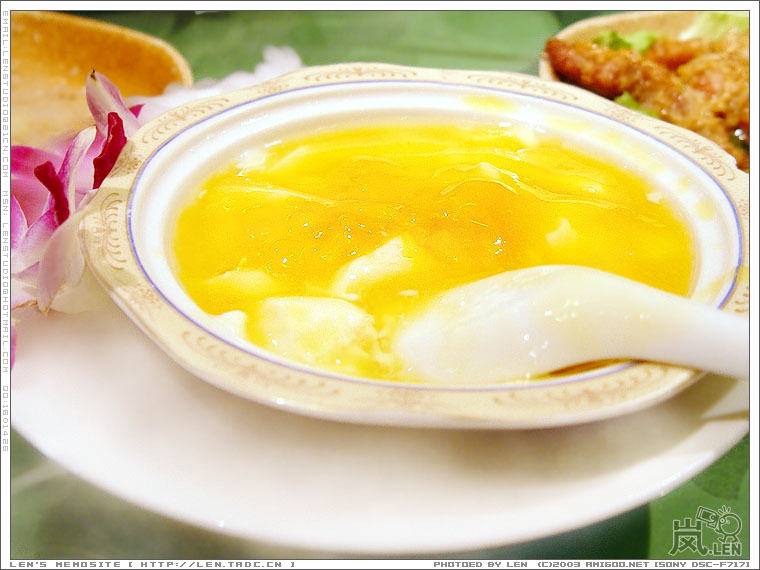 芒果豆腐花，用干冰垫着上席，卖相挺好。