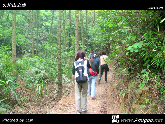 好了,探路的男人回来了,方向也找到了。继续前进咯~~~还别说,真的很有野外的感觉呢!进山以后完全脱离了城市的感觉。