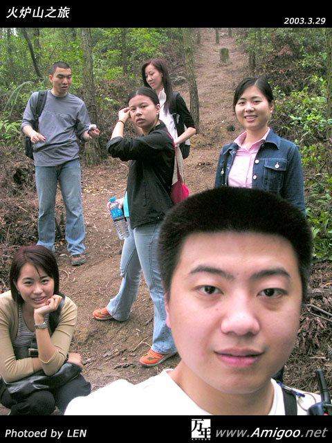 上山途中继续小休一会~~自拍的缺点就是让自己太显眼了~~嘿嘿