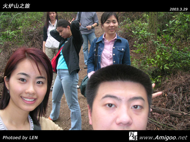 小糊涂仙很抓紧机会的凑过来,偶的瑜瑜也不甘示弱,猫儿迅速的摆出一个专业的pose,满满跟百爷公闻讯赶来,可惜我的快门已经按下了······