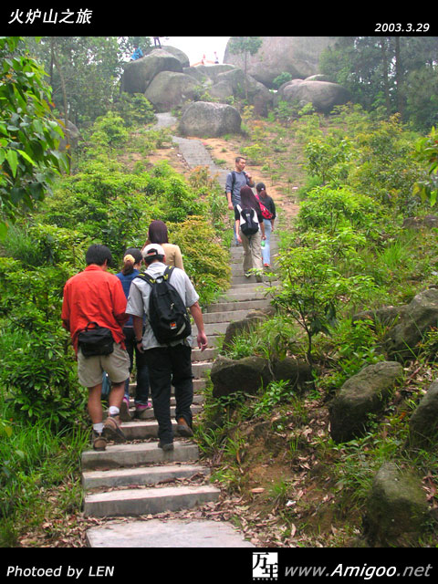 经过一轮长途的跋涉,终于看到攻略中所写到的主要目的景点:猪头石。这才发现,原来有一条铺的不错的人工石道从山脚一直铺到山顶的,回想一下,倒觉得我们比较像猪头~~