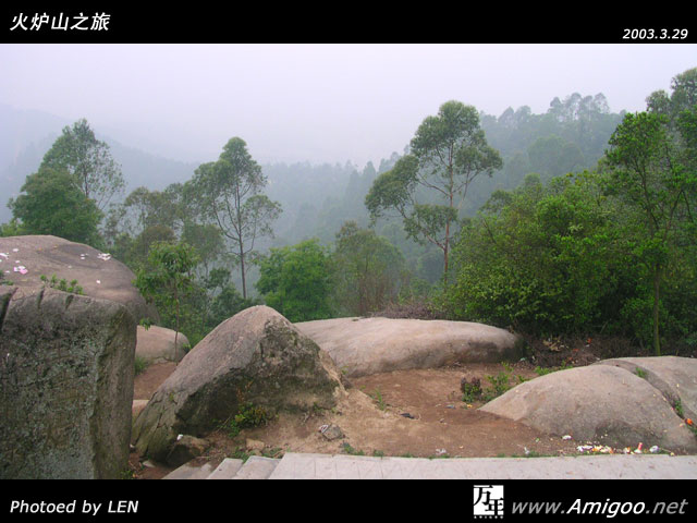 这就是相信是最高峰了吧,四处只看到一片云海,可能是雾大的原因吧,不过就是看上去比较的美。就是附近的环境不是保持的太干净。美中有点点不足。
