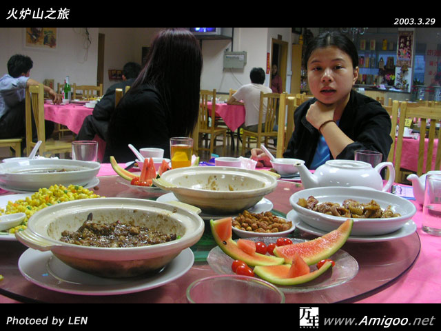下山了,大家的肚虫已经在开叫了,看看今天的花费很少,忍不住FB了一顿,不过也很便宜,八菜没汤外加两支大炮先113大元,美啊!